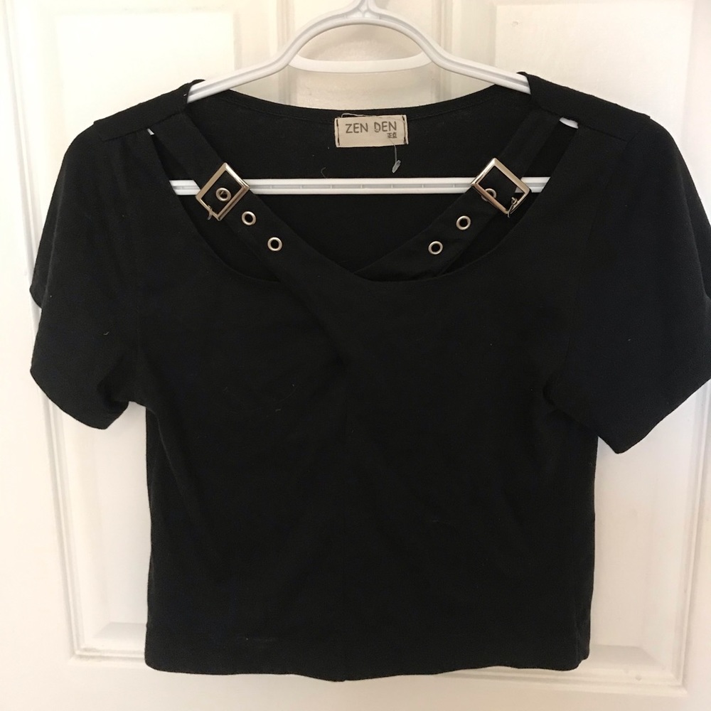 BUCKLE CROP TOP